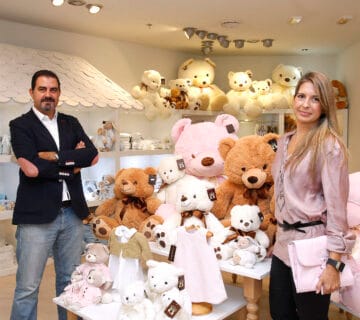 Variedad de muñecos de peluche suaves y coloridos en diferentes formas y tamaños